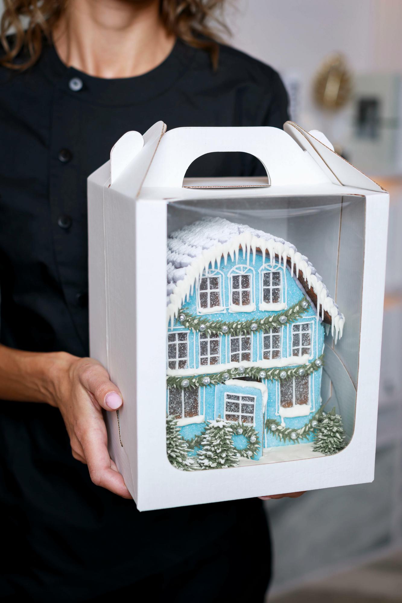Голубой новогодний пряничный домик с карамельными окошками