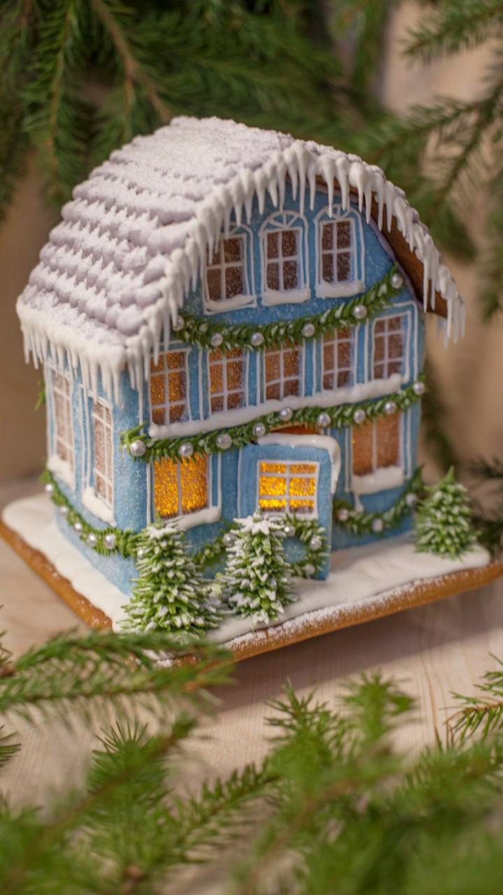 Голубой новогодний пряничный домик с карамельными окошками