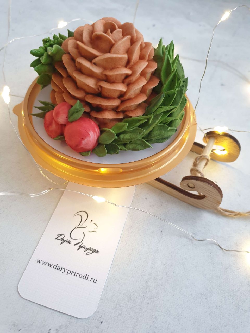 Зефирная новогодняя композиция в колбе: шишка, еловые лапы и яркие ягоды