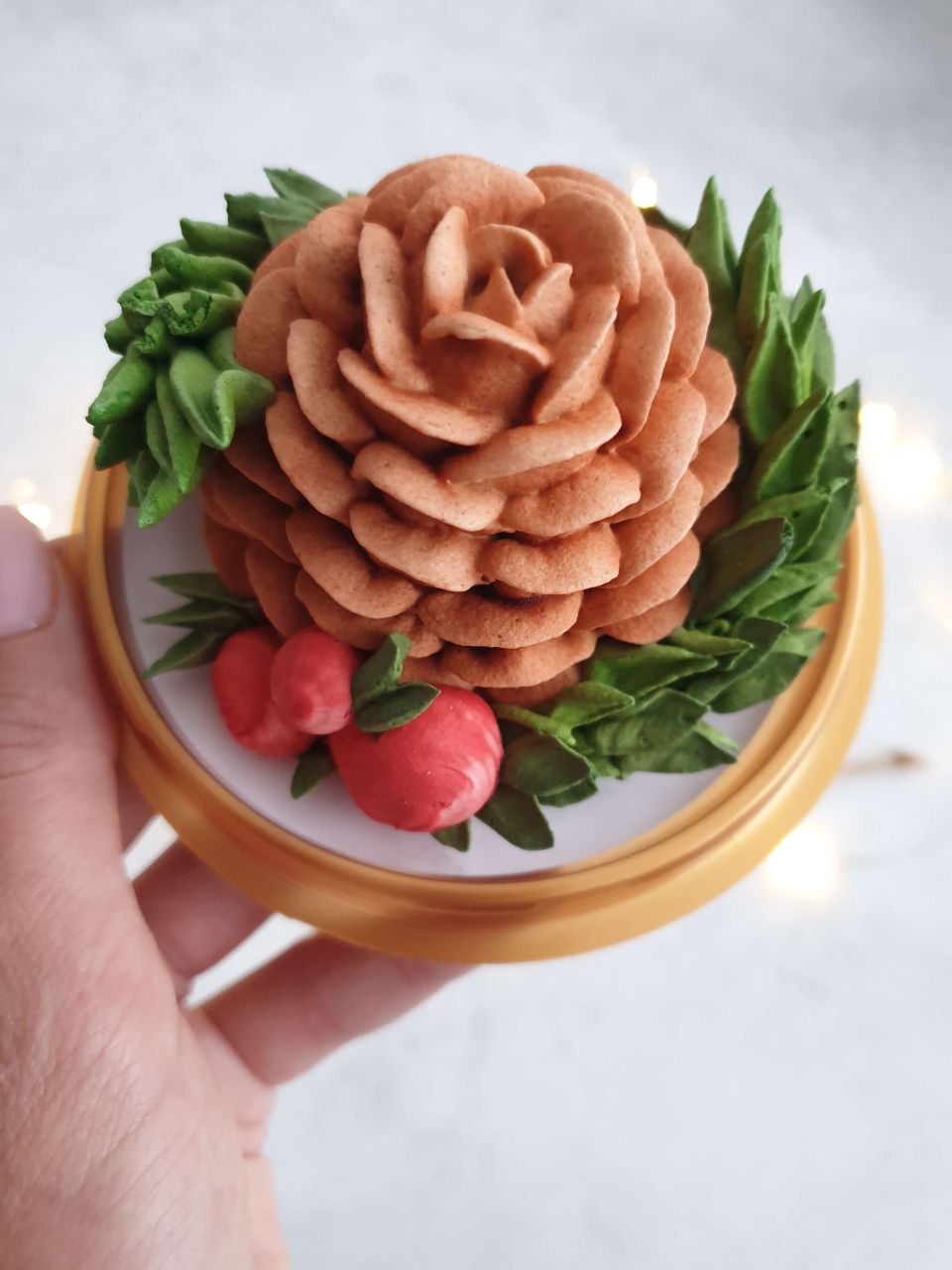 Зефирная новогодняя композиция в колбе: шишка, еловые лапы и яркие ягоды