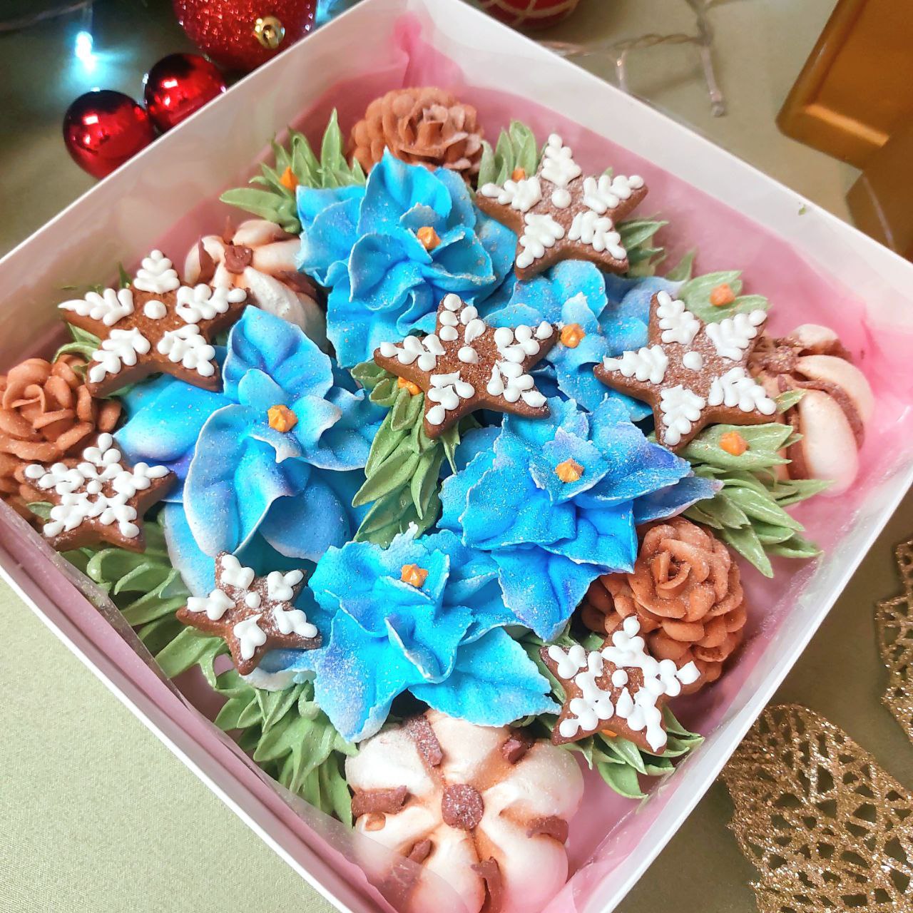 Большая новогодняя композиция из зефира в квадратной коробке: цветы, шишки, коробочки хлопка и декор из пряничных звезд