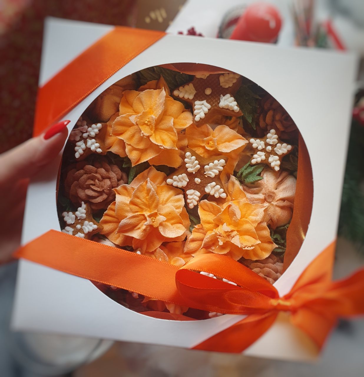 Большая новогодняя композиция из зефира в квадратной коробке: цветы, шишки, коробочки хлопка и декор из пряничных звезд