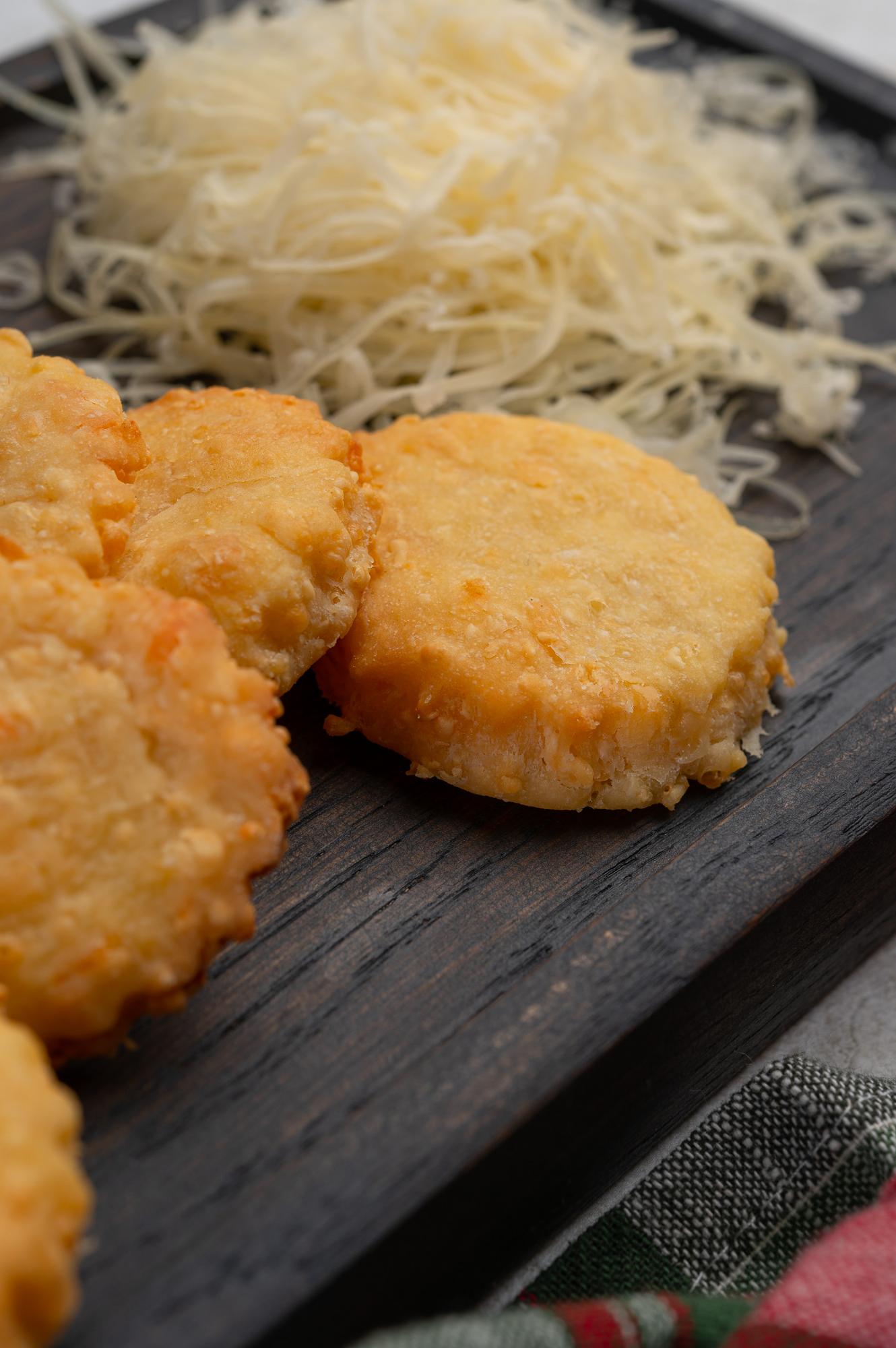 Сырные печенья с пармезаном и тмином