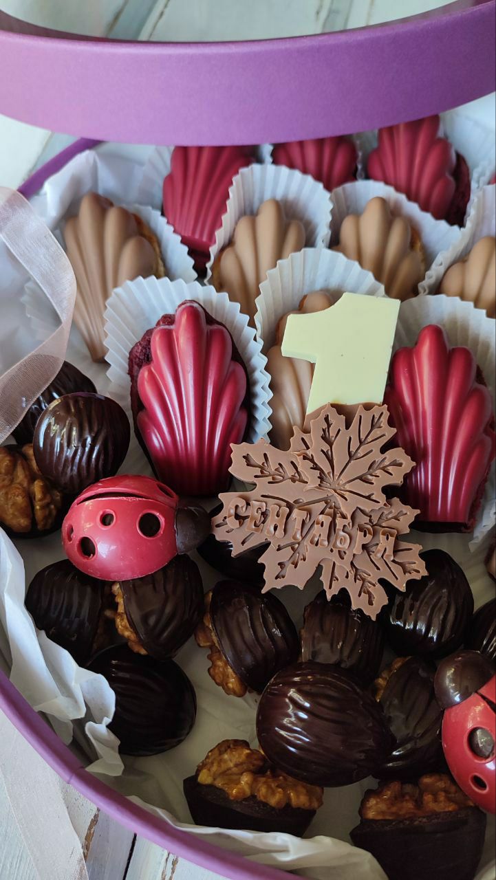 Большая шляпная коробка сладостей на 1 сентября для любимого учителя