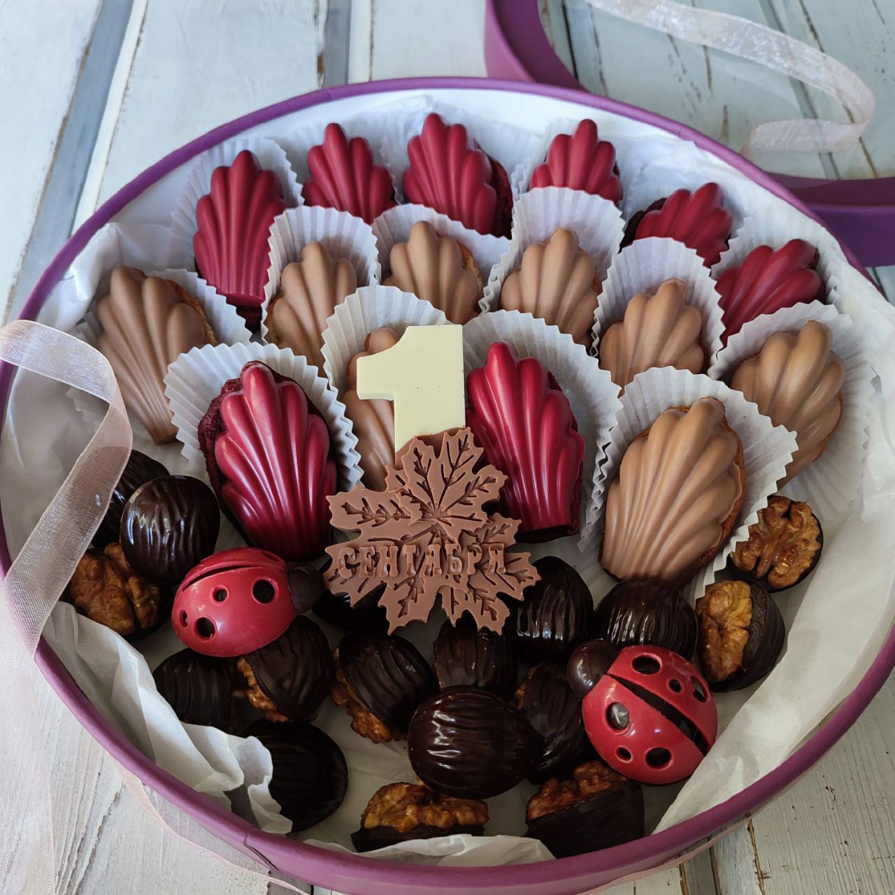 Большая шляпная коробка сладостей на 1 сентября для любимого учителя