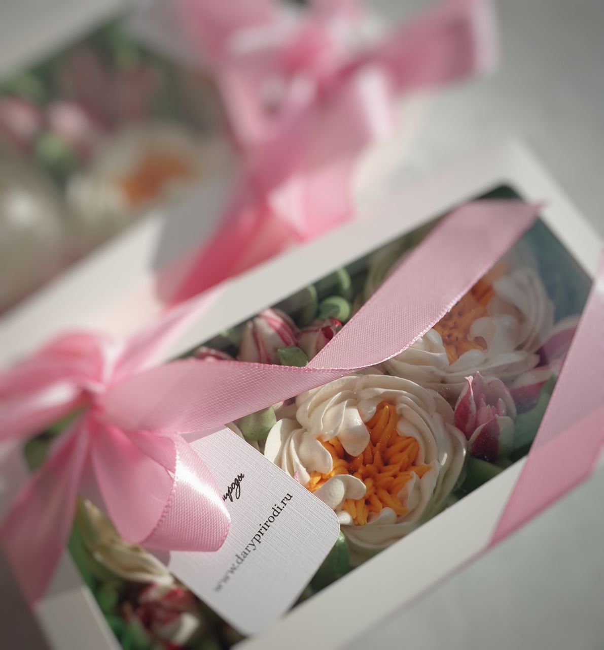 Зефирная композиция в бело-розовых тонах