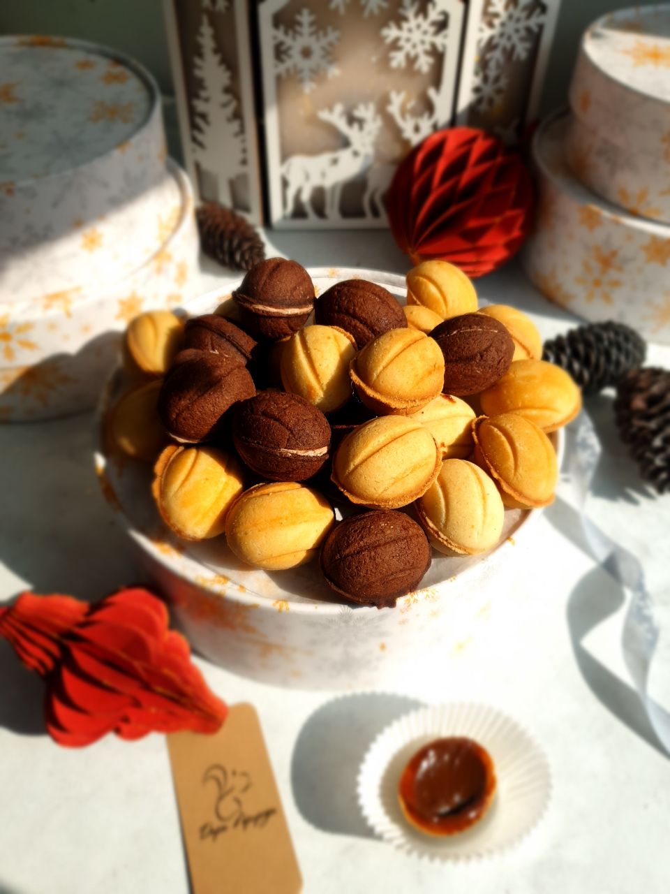 Печенье орешки с различными видами начинки в ванильном, медовом или шоколадном корпусе