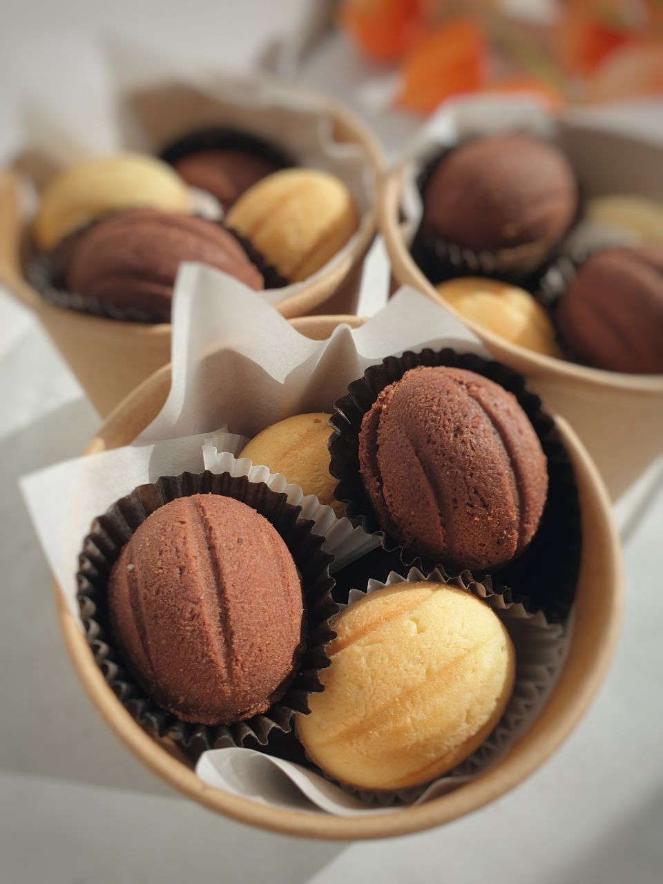 Печенье орешки с различными видами начинки в ванильном, медовом или шоколадном корпусе