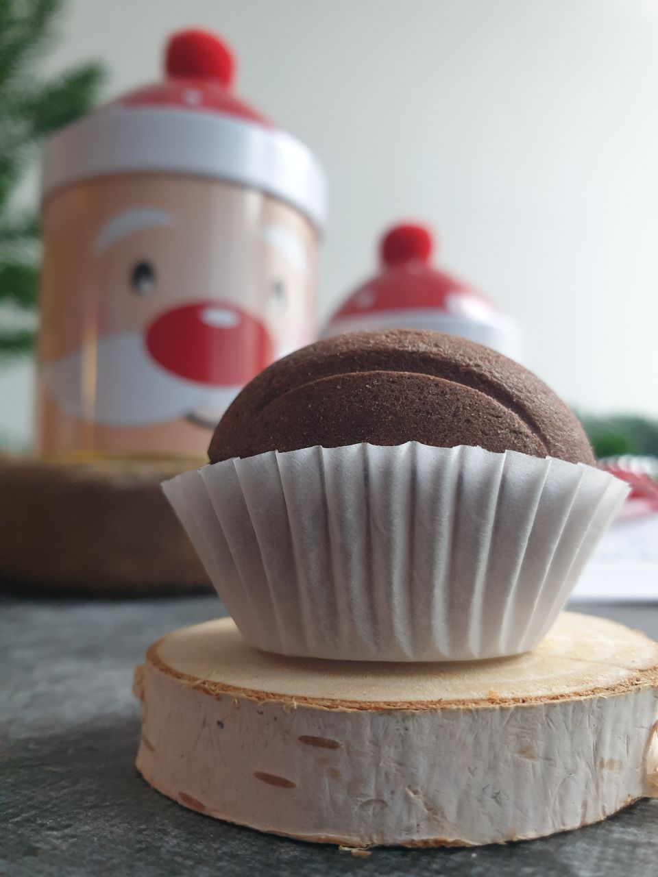 Орешки в жестяном новогоднем тубусе с помпоном