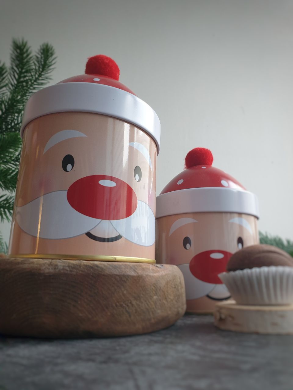 Орешки в жестяном новогоднем тубусе с помпоном