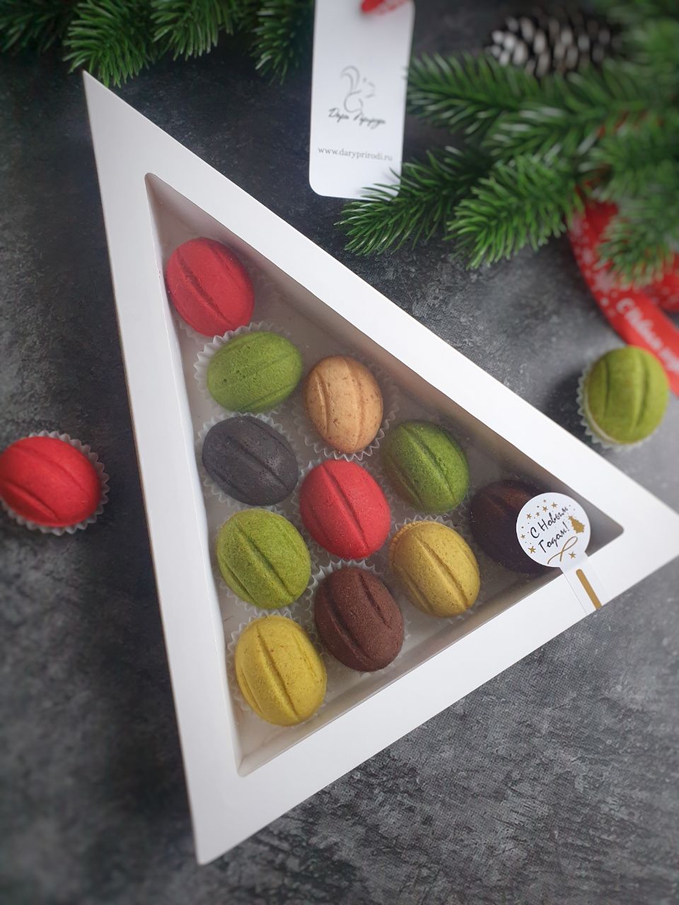 Орешки в коробке в форме елочки