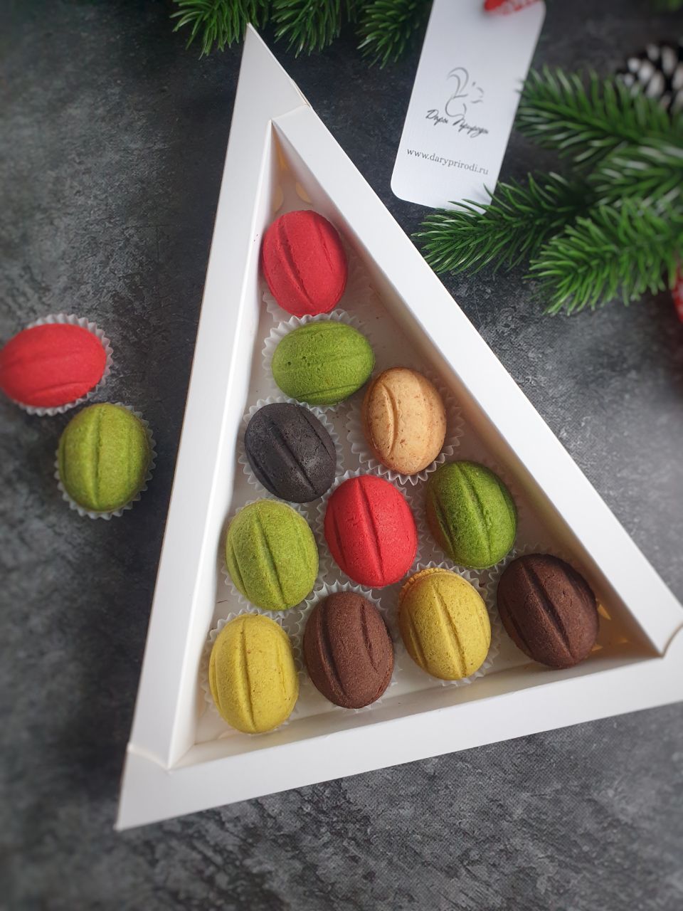 Орешки в коробке в форме елочки