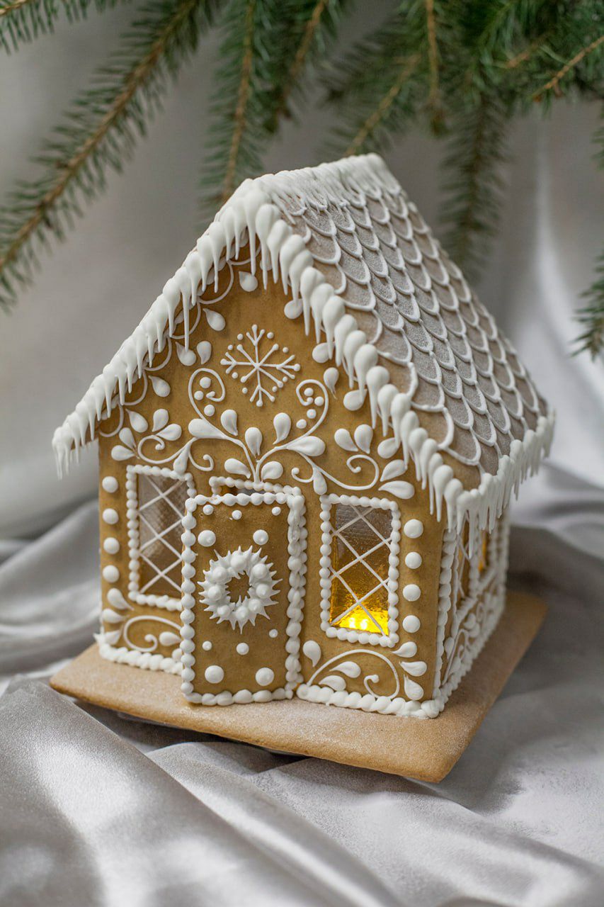 Домики без заливки айсингом с декором по венгерскому лаку