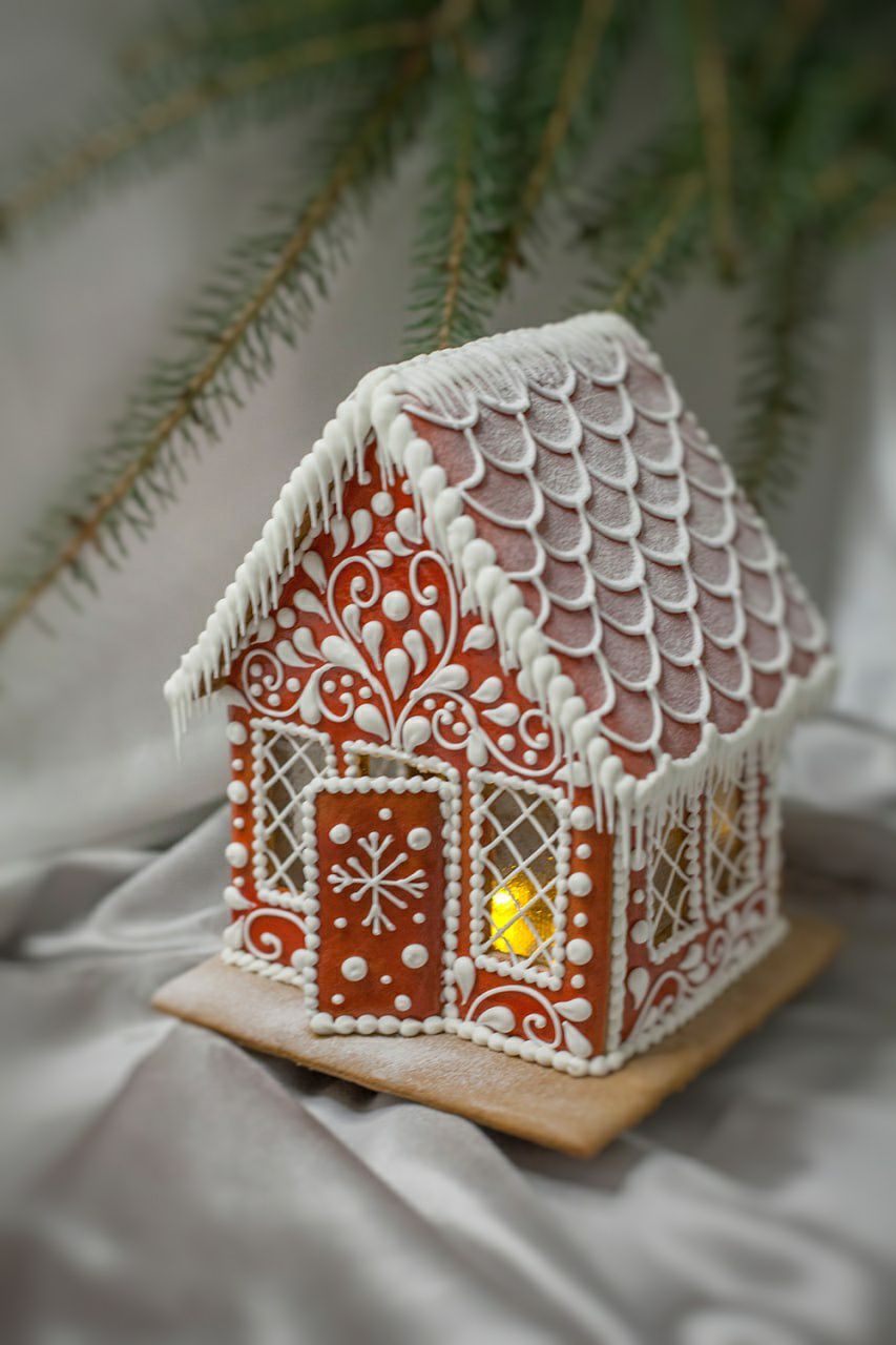 Домики без заливки айсингом с декором по венгерскому лаку