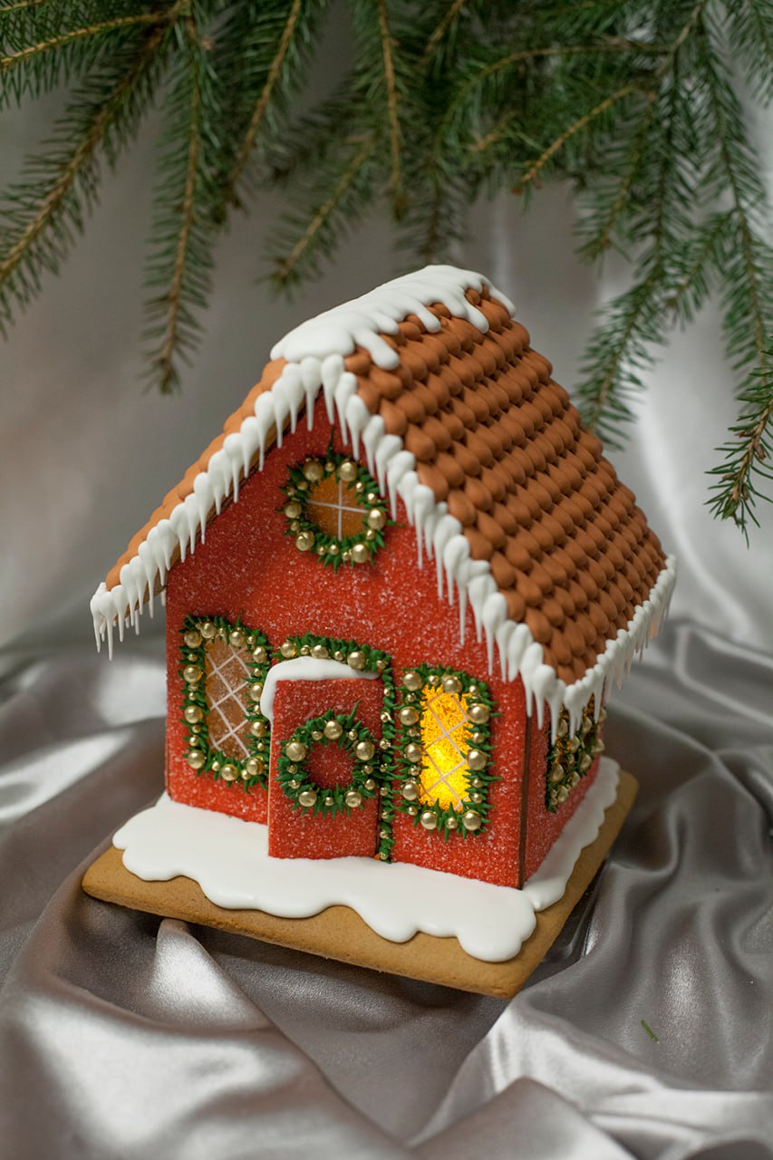 Новогодний красный пряничный домик "Сахарный" с еловыми веночками