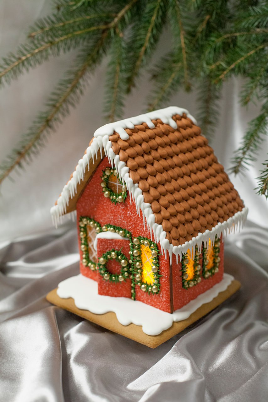 Новогодний красный пряничный домик "Сахарный" с еловыми веночками