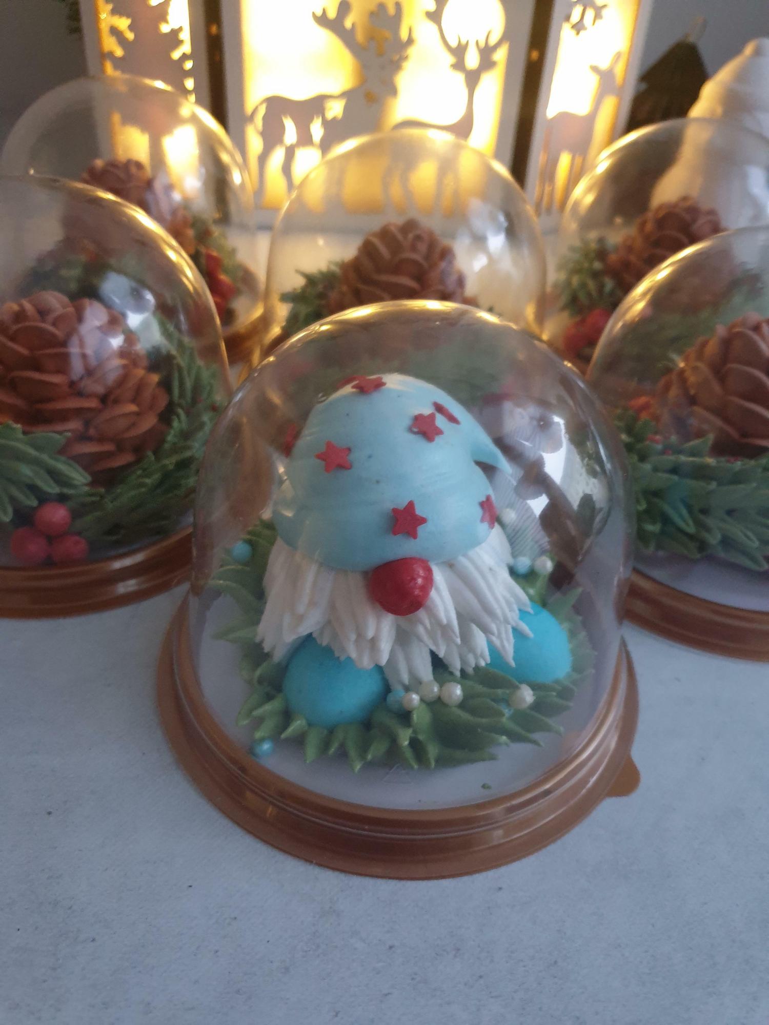 Зефирный гномик в индивидуальной упаковке под куполом