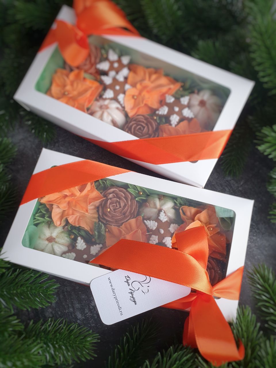 Новогодняя композиция из зефира: цветы, шишки, коробочки хлопка и декор из пряничных звезд