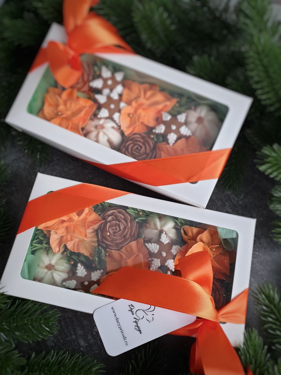 Новогодняя композиция из зефира: цветы, шишки, коробочки хлопка и декор из пряничных звезд