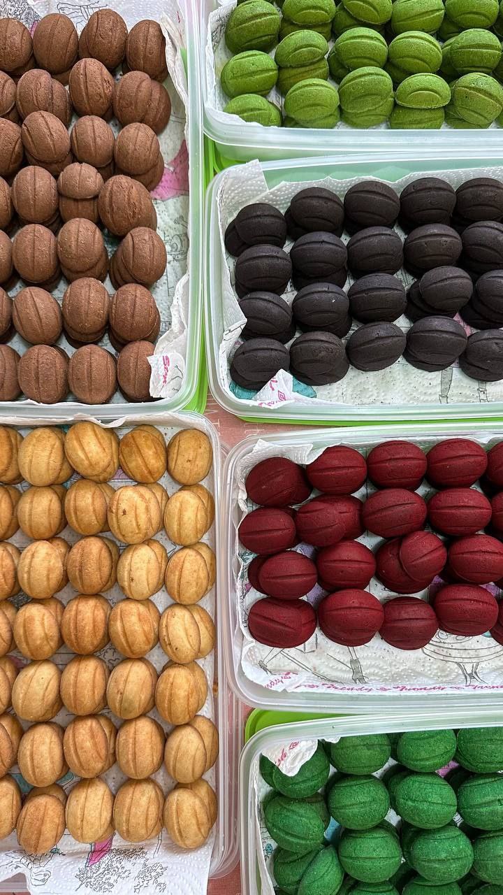 Шляпная коробка с ассорти из 6-ти вкусов орешков (всего в коробке 12 орешков)