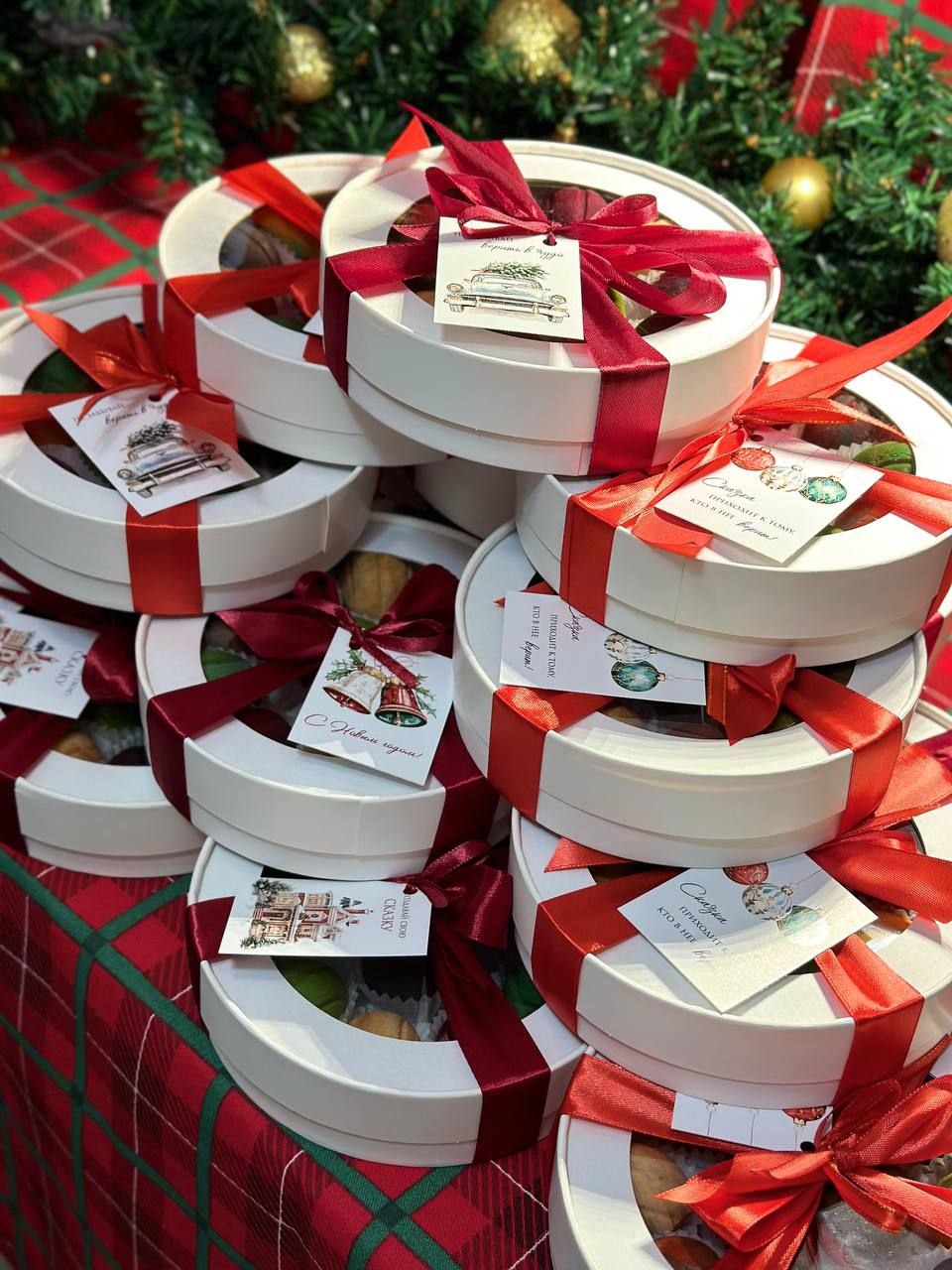 Шляпная коробка с ассорти из 6-ти вкусов орешков (всего в коробке 12 орешков)