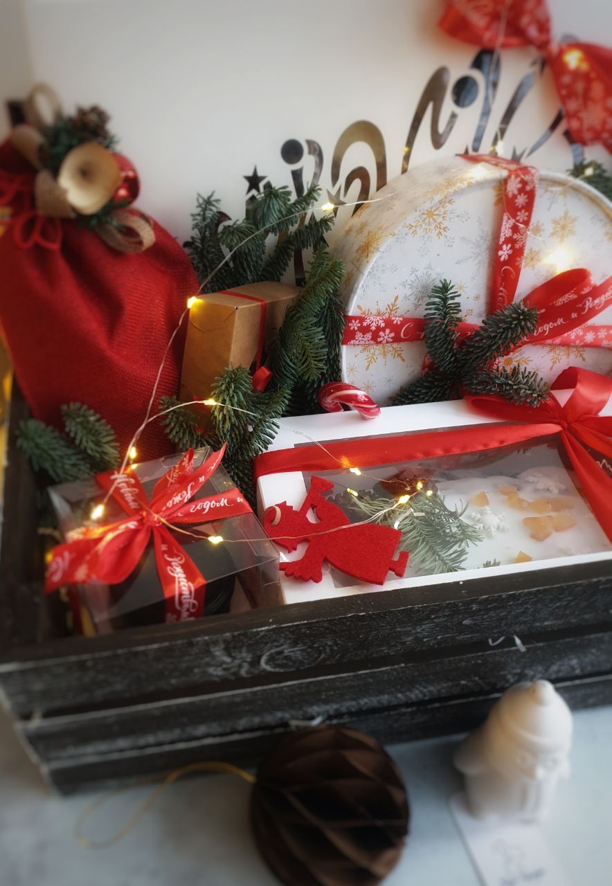Новогодние подарочные короба или корзины