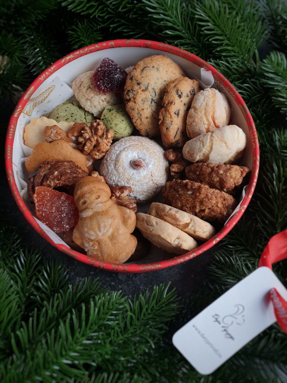 Новогоднее ассорти сладостей: печенья, пряники, мармелад, ириски, конфитюр, карамелизированные орехи