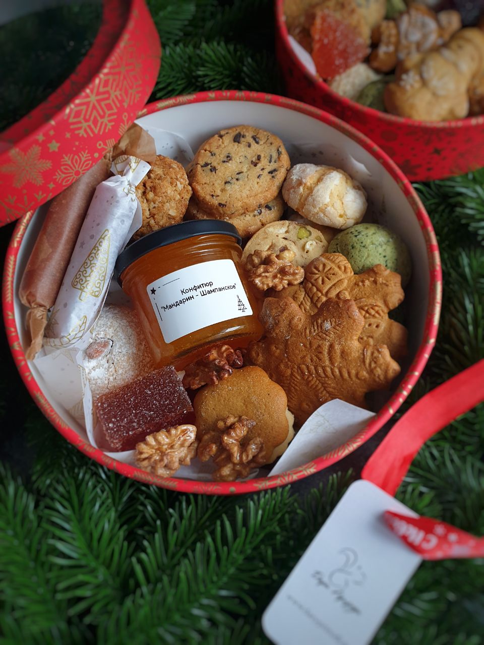 Новогоднее ассорти сладостей: печенья, пряники, мармелад, ириски, конфитюр, карамелизированные орехи