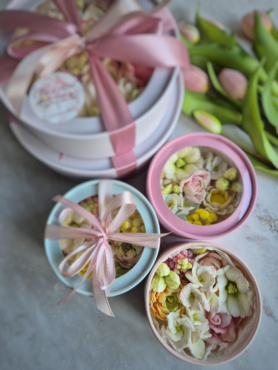 Зефирная композиция с реалистичными цветами в шляпной коробке