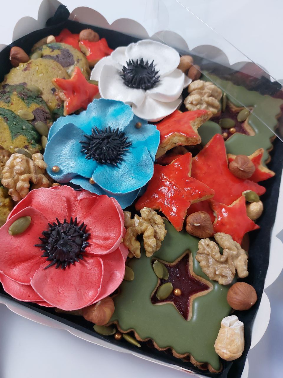 Наборы ассорти к 23 февраля с зефирными цветами, печеньем и орехами