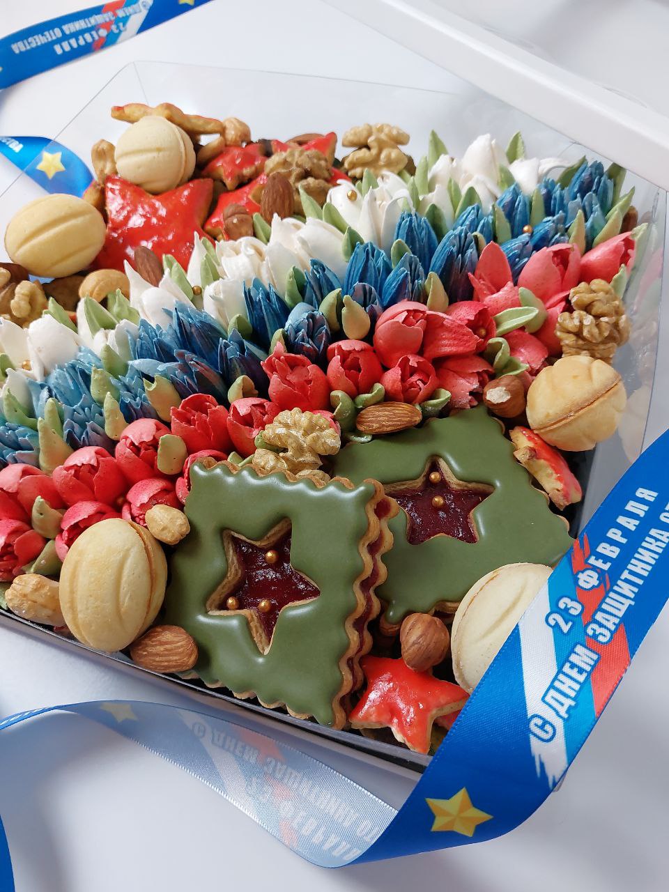 Наборы ассорти к 23 февраля с зефирными цветами, печеньем и орехами