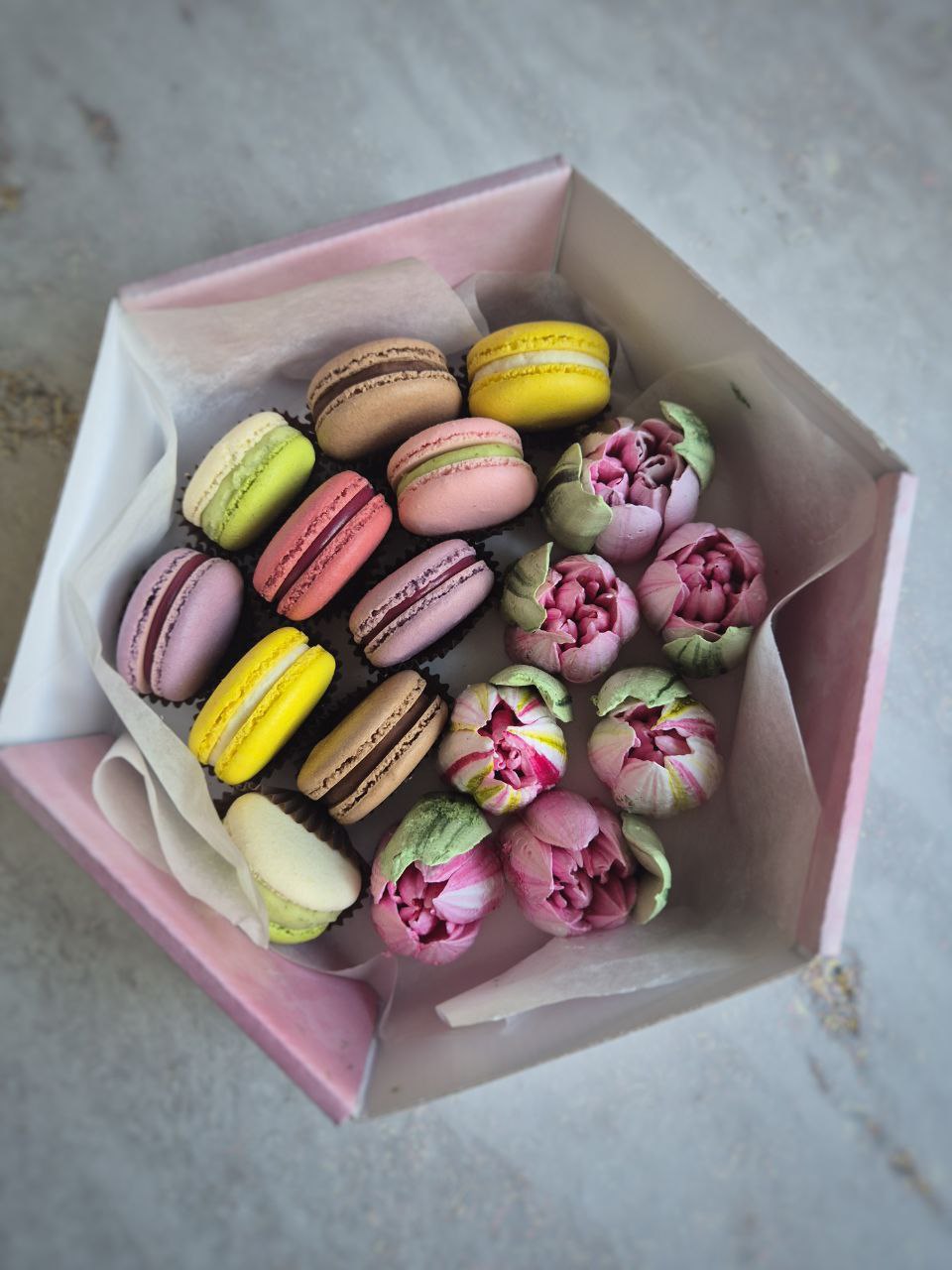 Набор ассорти: зефирные тюльпаны и мадлен или макаронс