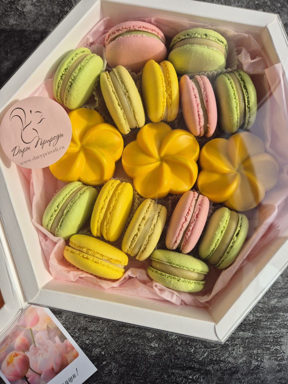 Подарочный набор ассорти к 8 марта с макаронс и печеньем в шоколаде