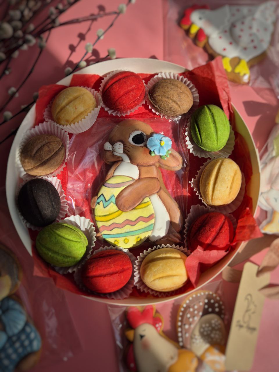 Пасхальное ассорти из песочно-миндальных орешков с различными начинками и пряником с ручной росписью