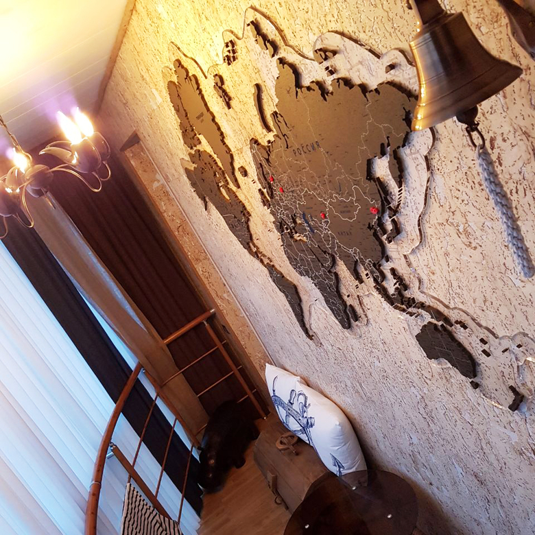 Пробковая тонированная карта мира на оргстекле(детализированный контур)