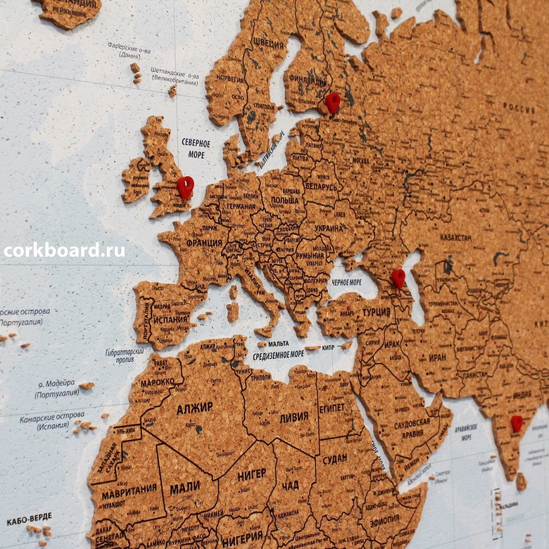 Объёмная пробковая карта мира на морском фоне