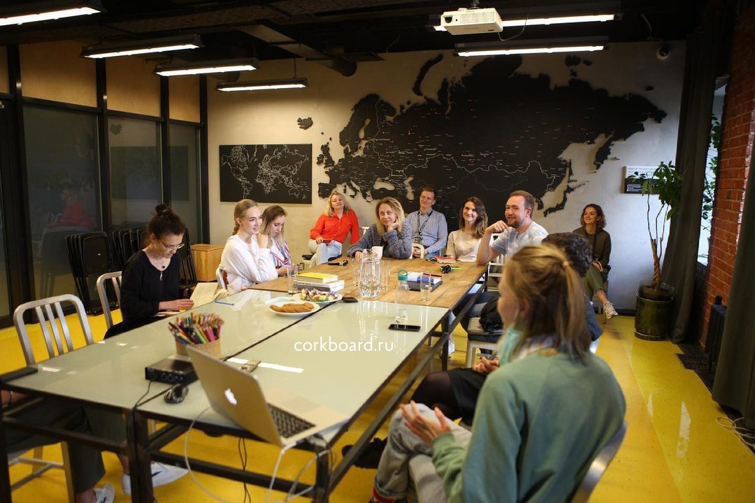 Фигурная тонированная пробковая карта Евразии