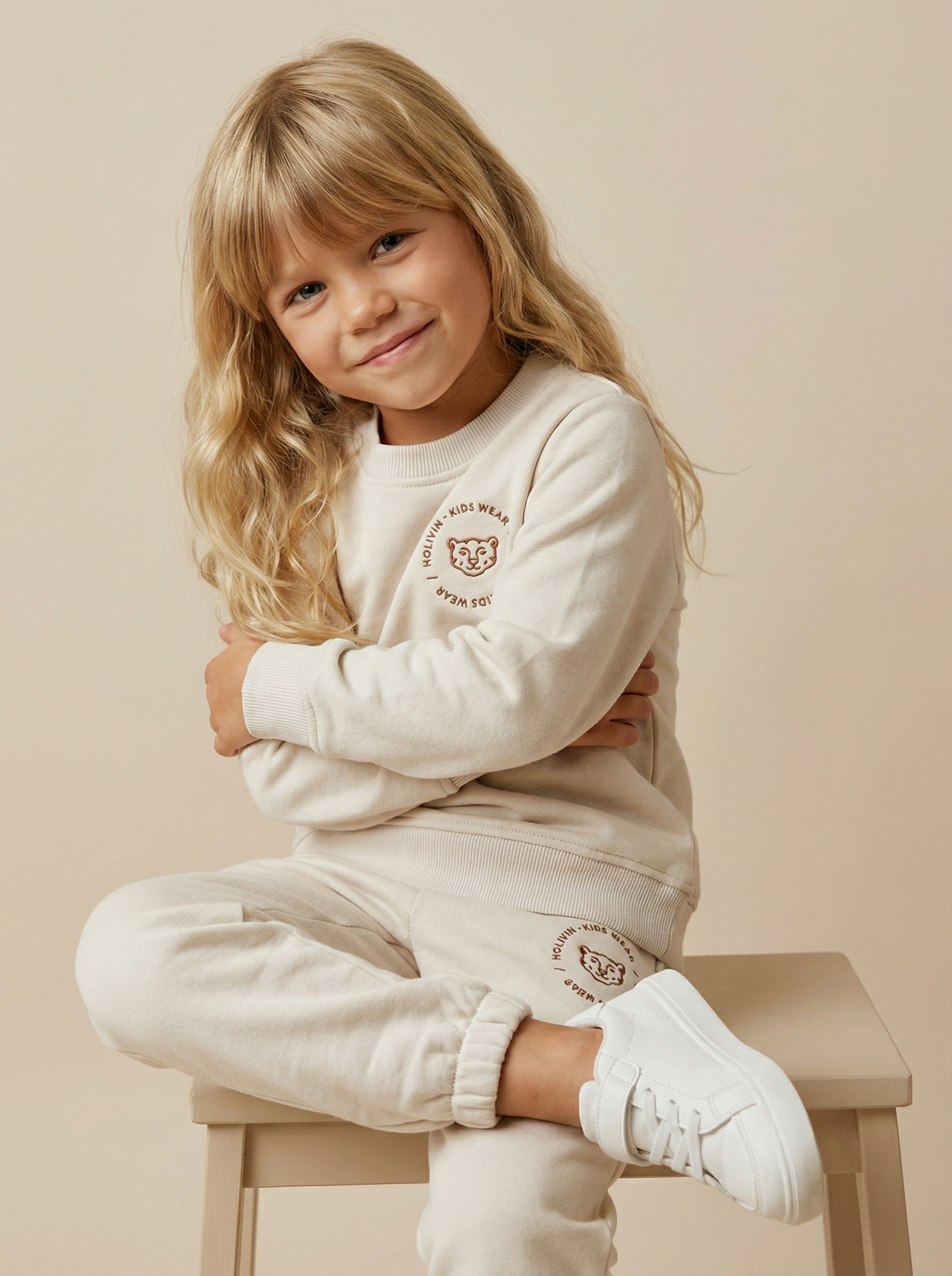 Костюм из футера с вышивкой HOLIVIN в цвете тофу