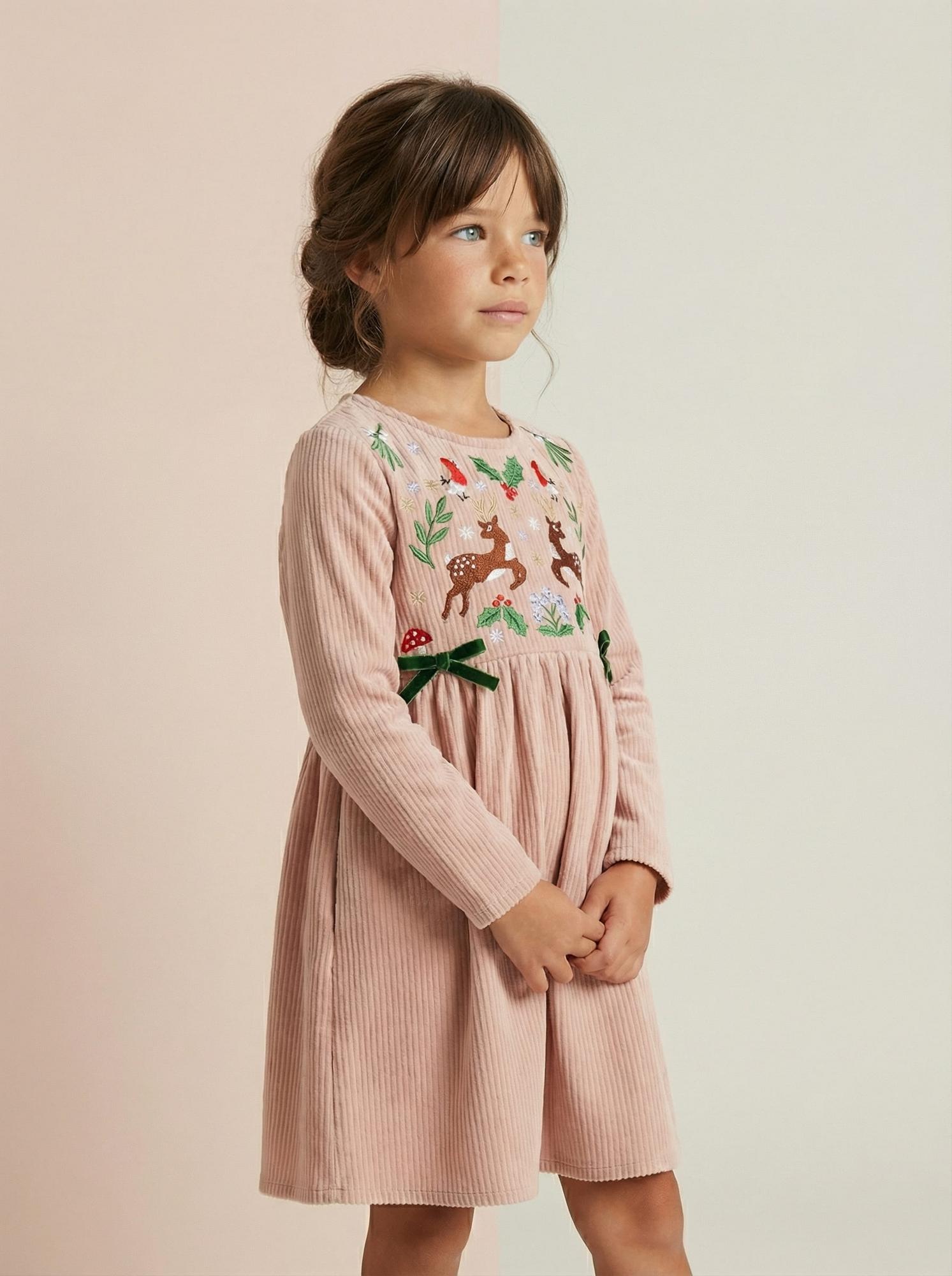 Праздничное платье из вельвета с вышивкой