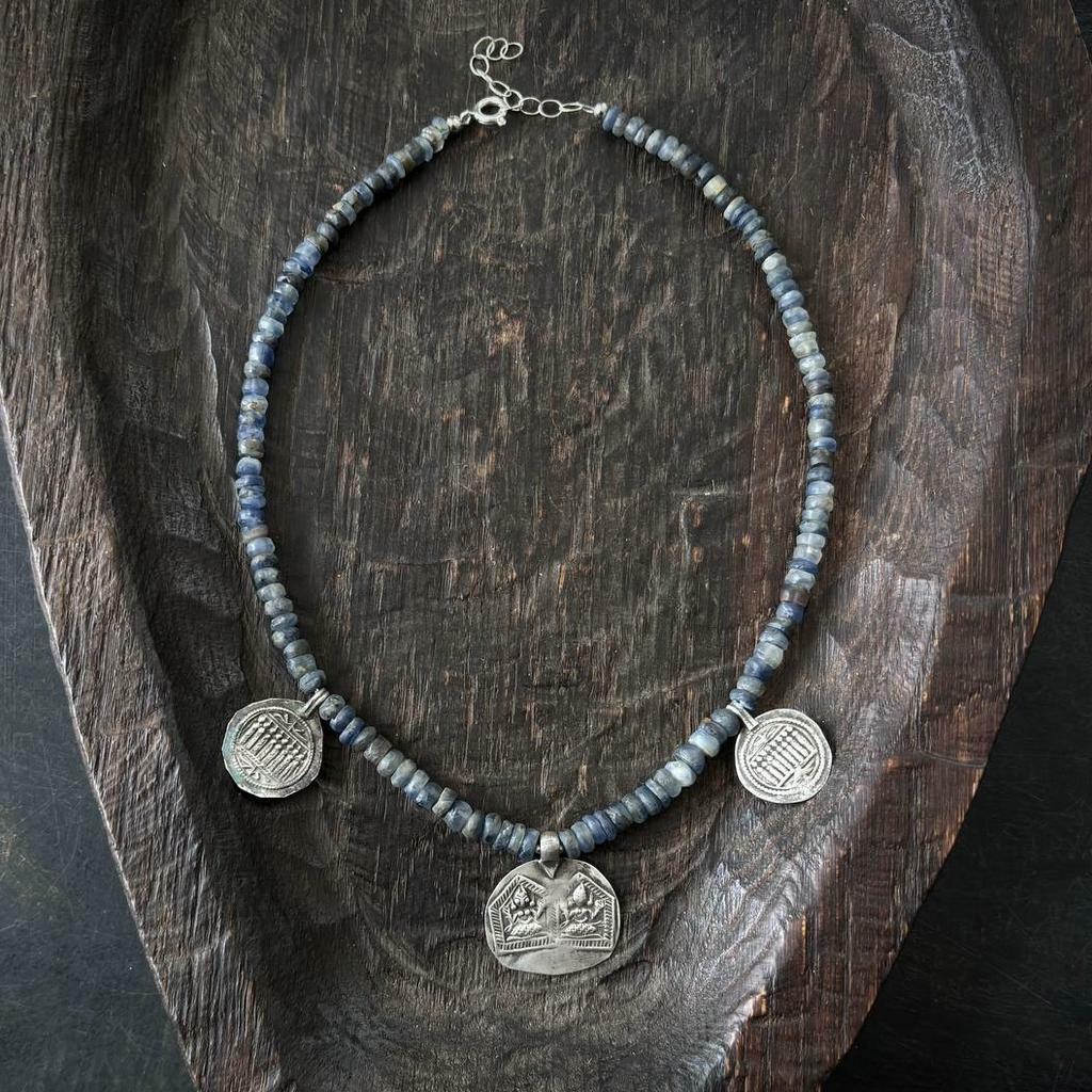 ожерелье из кианита с винтажными раджастанскими кулонами