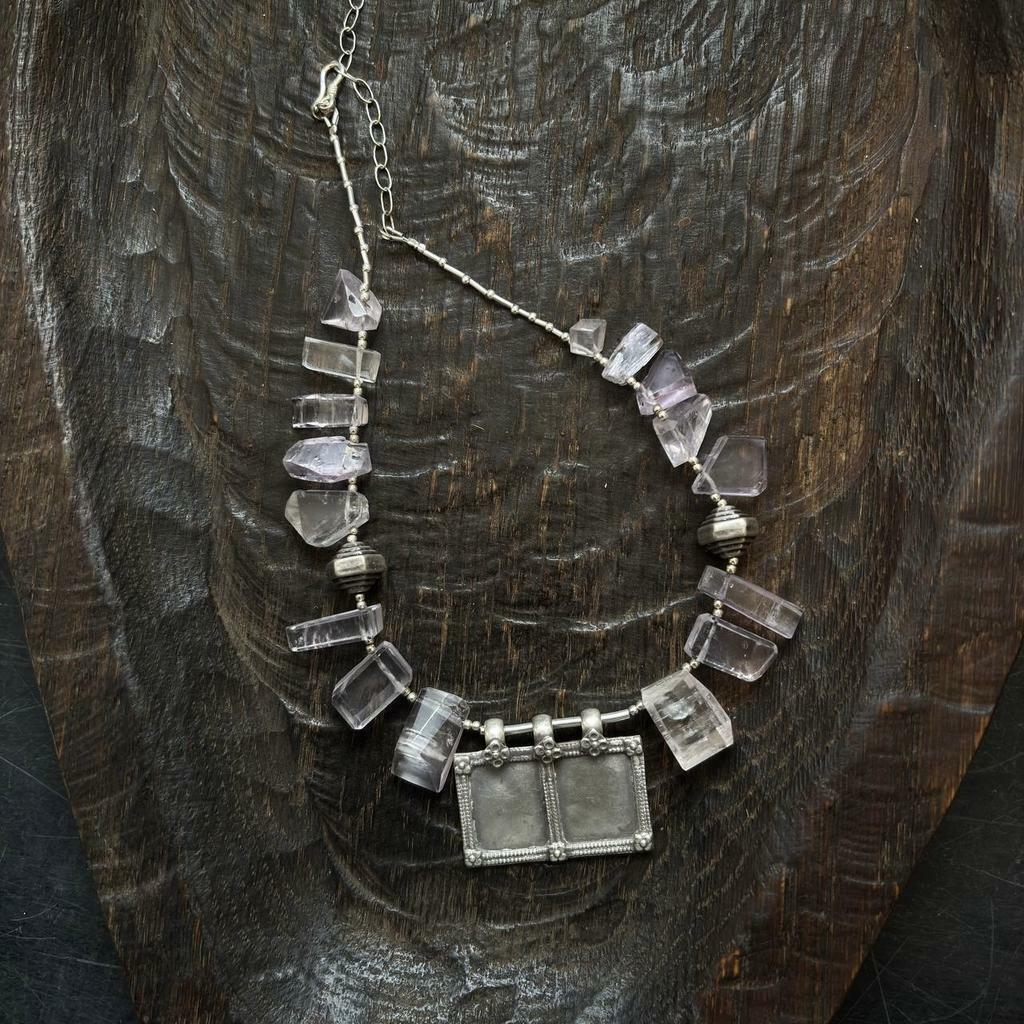 ожерелье из кунцита с винтажным кулоном