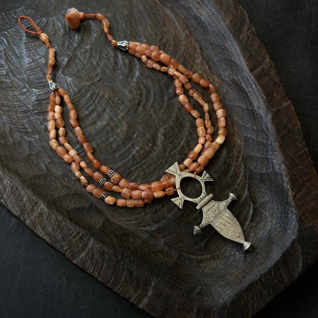 ожерелье из кальцита с туарегским крестом