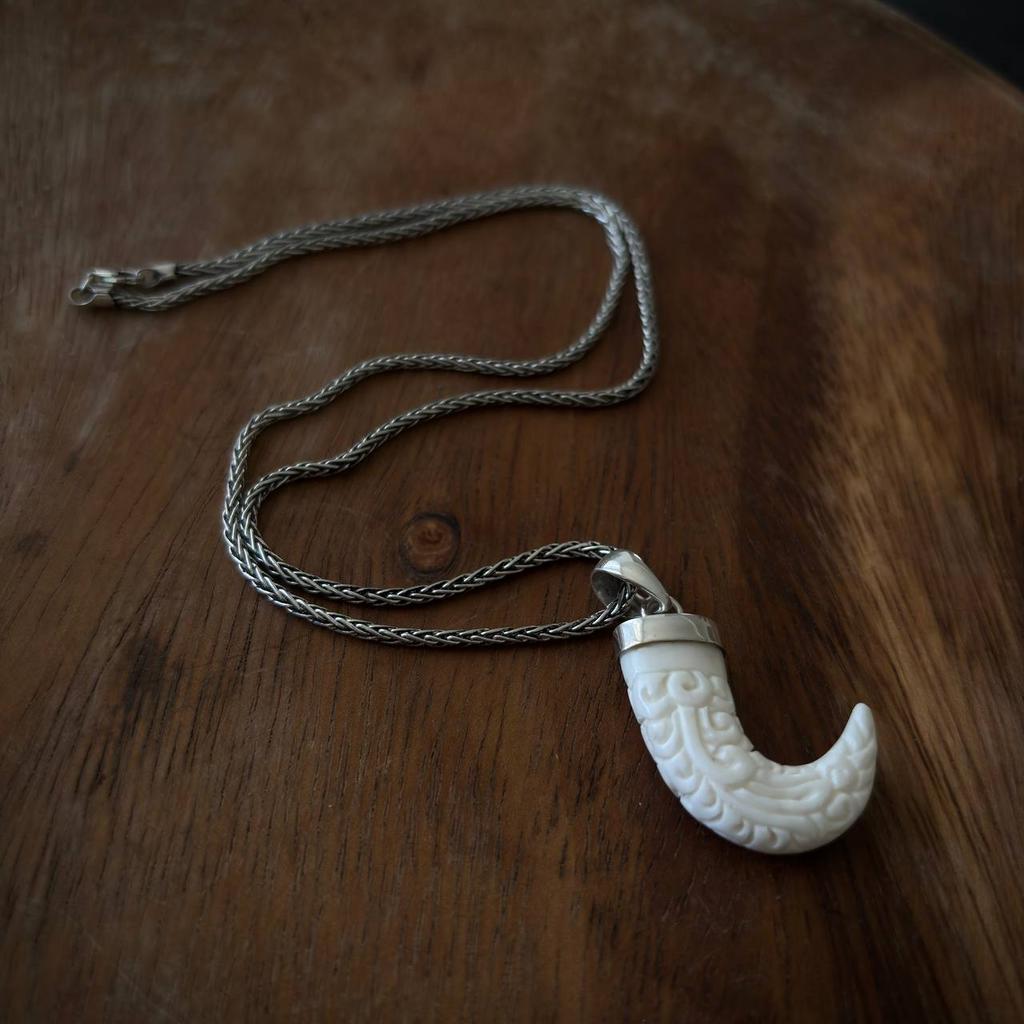 кулон в виде клыка из рога с цепочкой на выбор
