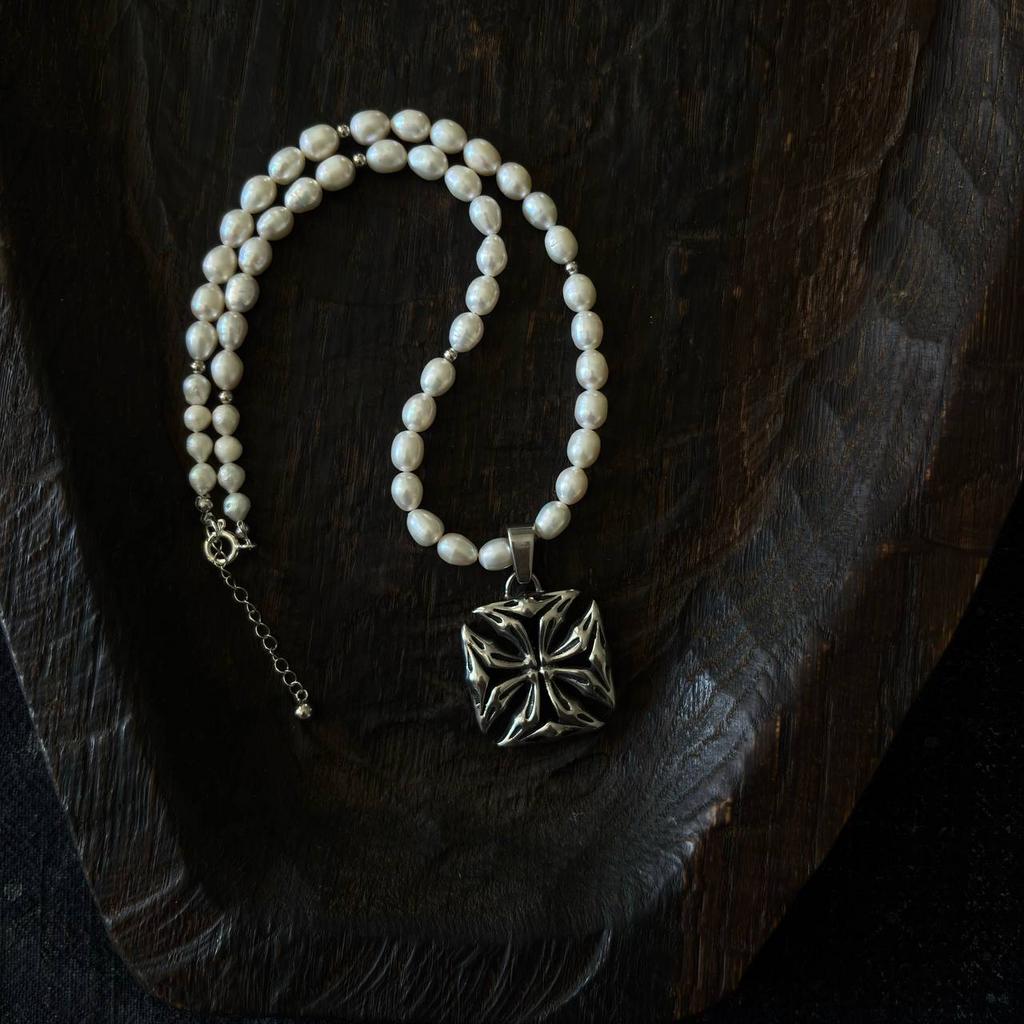 ожерелье из жемчуга с тамплиерским крестом