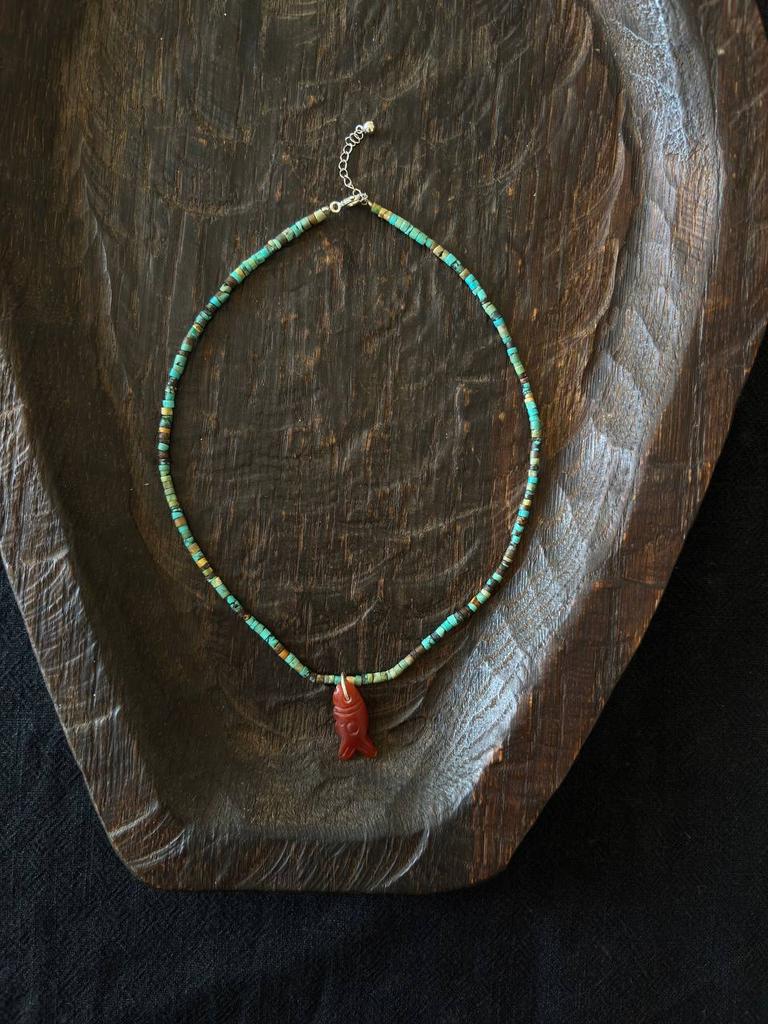 ожерелье из бирюзы с кулоном из сердолика
