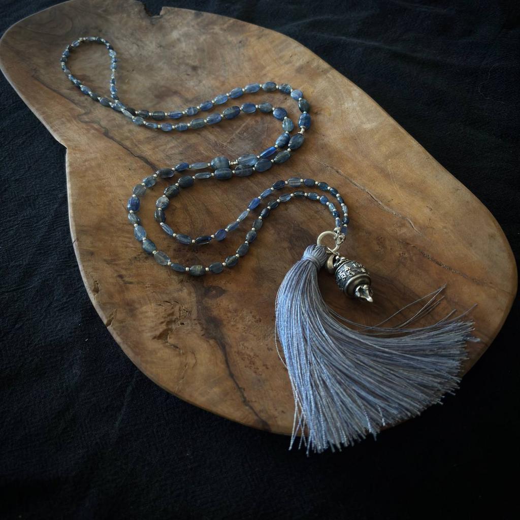 мала из кианита с буддийским барабанчиком