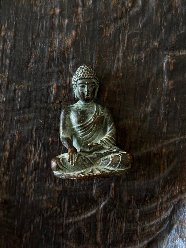 Маленький бронзовый будда