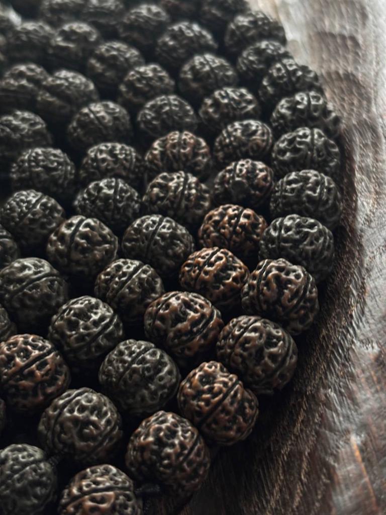 Чокер из крупной состареной рудракши