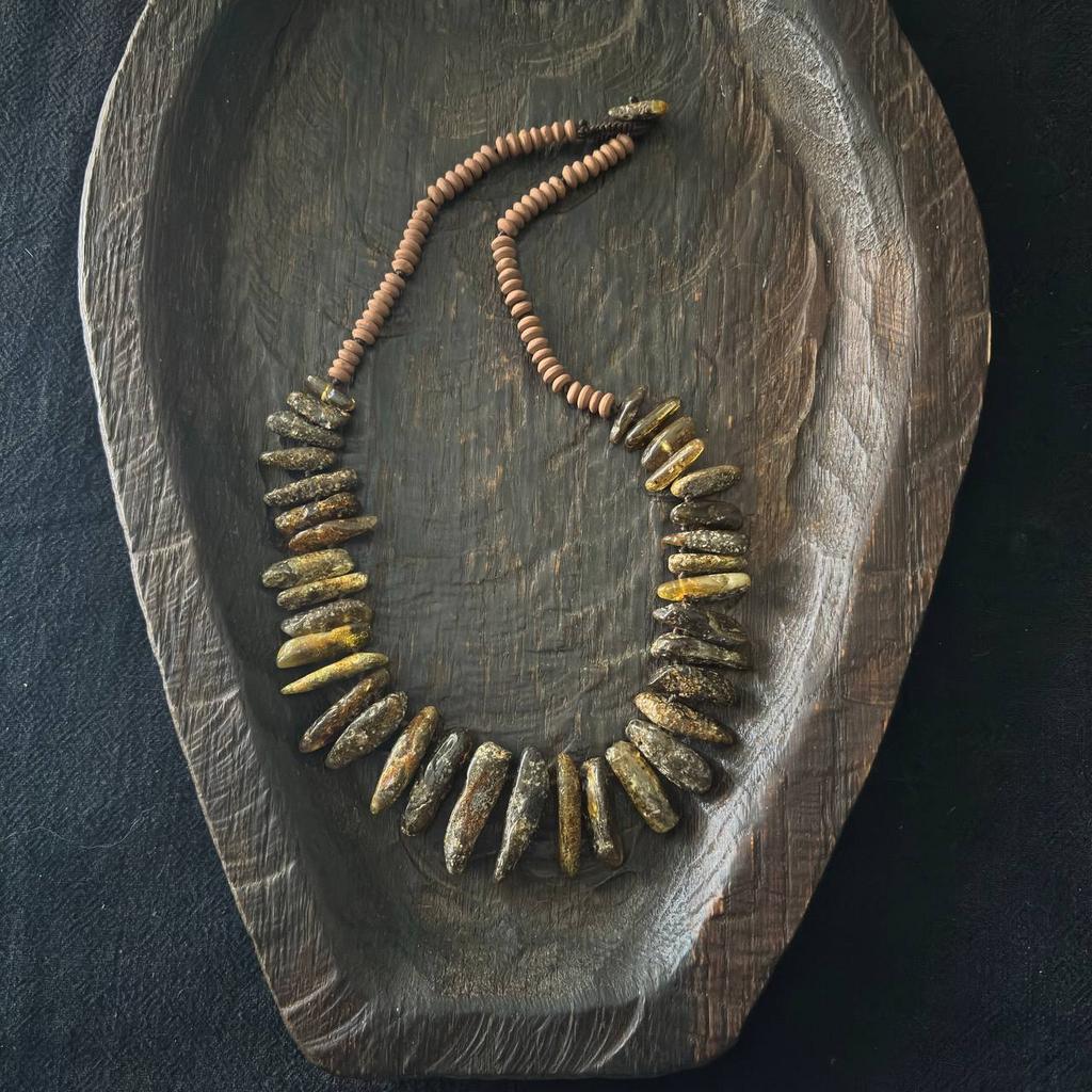 ожерелье из «клыков» торфяного янтаря
