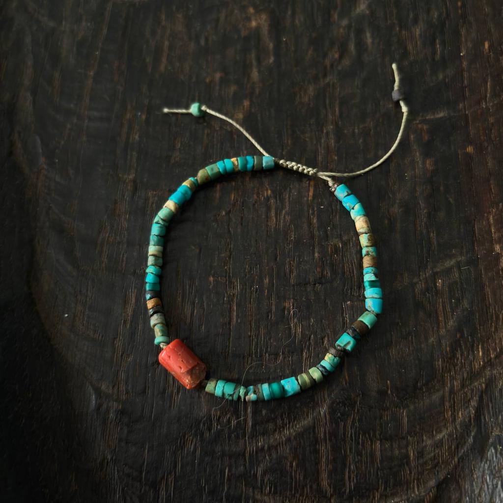 браслет из бирюзы с кораллом